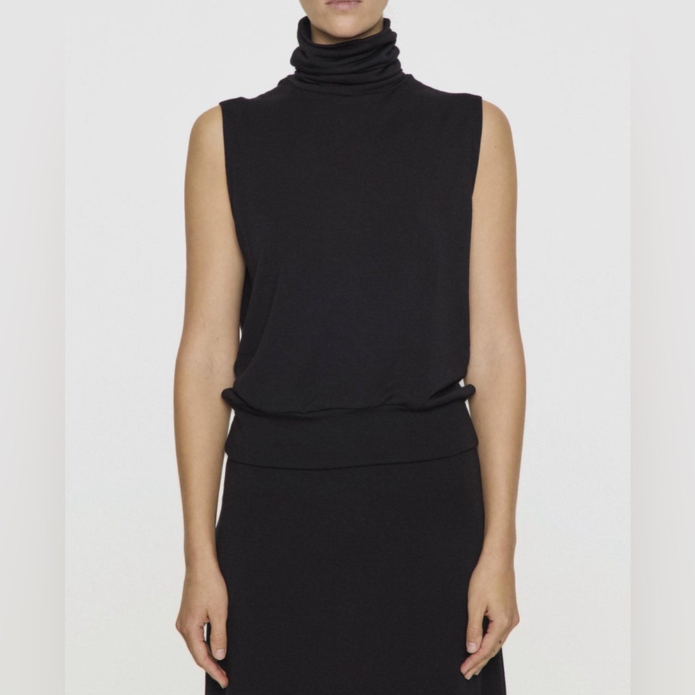 BLEUSALT The Sleeveless Turtleneck